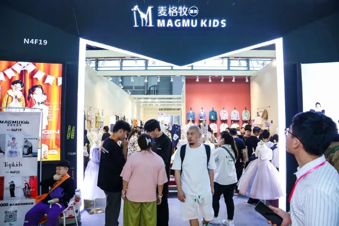 visitors in the baby photo expo 2
