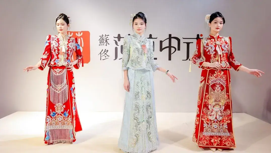 models wear Chinese traditional wedding dress