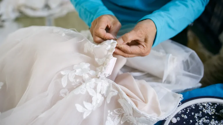 Boutique de robes de mariée développant des robes de mariée de marque privée avec un fabricant chinois de confiance.