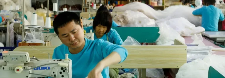 Fábrica de AiDo Bridal con un equipo capacitado que trabaja con máquinas de coser Juki para la producción en masa de vestidos de novia.