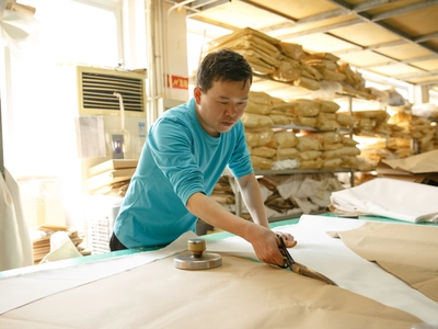 Großhandel für Brautkleider, Website von Aido, Näherin