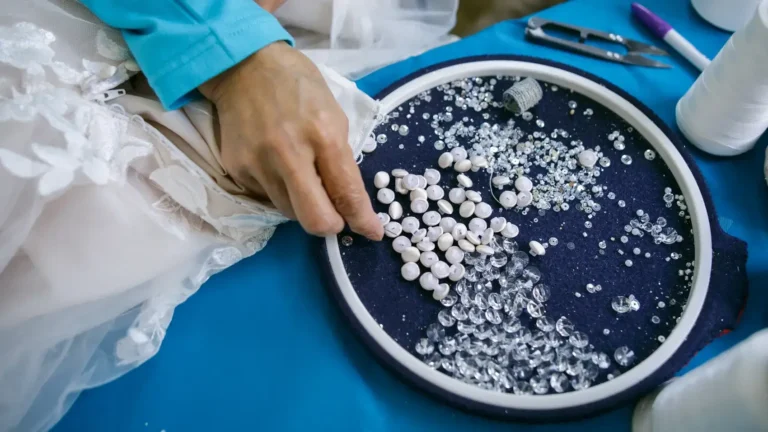 L'équipe de fabrication de robes de mariée aide les créateurs à transformer les croquis en robes finies.