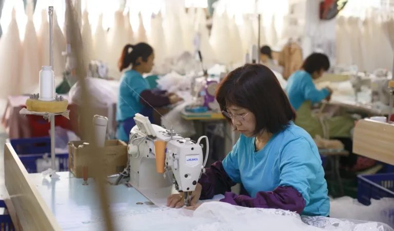 Site de production haut de gamme B2B de robes de mariée, offrant une production évolutive de robes de mariée OEM et de marques privées pour les marques internationales.